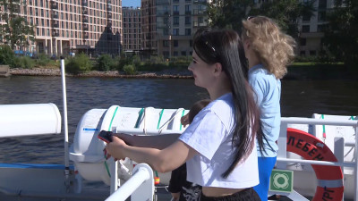 Для семей участников СВО из Выборгского и Невского районов организовали экскурсию на катамаране в Кронштадт