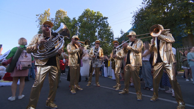Фестиваль уличных театров «Елагин парк» стартовал в Северной столице