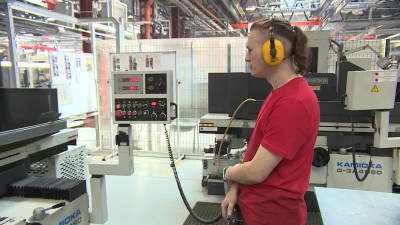 Александр Беглов: Промышленность Петербурга предлагает почти 10 тысяч вакансий и стабильную карьеру