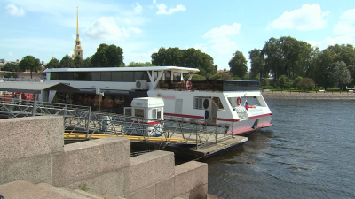 «Электричка» на воде: от причала Петропавловской крепости отправилось необычное судно «Стрельна»