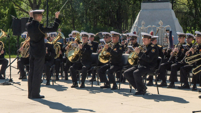 В Кронштадте ко Дню ВМФ на «Острове фортов» выступили военно-морские оркестры Петербурга
