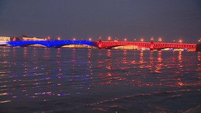 Александр Беглов: В День Военно-Морского Флота зажгутся факелы Ростральных колонн и три петербургских моста предстанут в цветах российского триколора