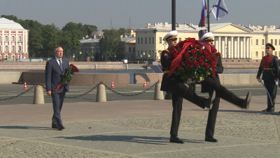 Церемония возложения цветов к Медному всаднику прошла в честь Дня ВМФ