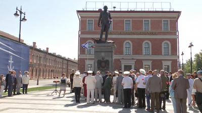Александр Беглов возложил цветы к памятнику адмиралу Фёдору Ушакову на площади Труда