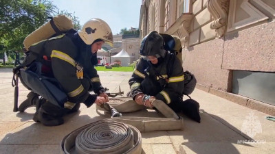 Спасатели провели пожарно-тактические учения в резиденции ЗакСа Петербурга