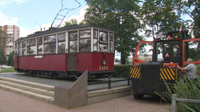 Полиция ищет мужчин, осквернивших памятник Блокадному трамваю в Петербурге