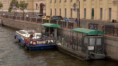 Прокуратура потребовала убрать незаконный понтон и судно у Поцелуева моста