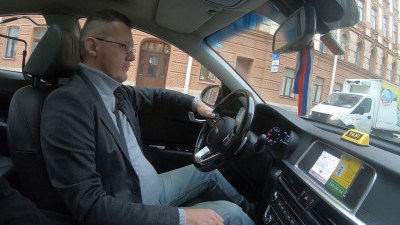 В Петербурге до конца года иностранцам запретили работать в такси