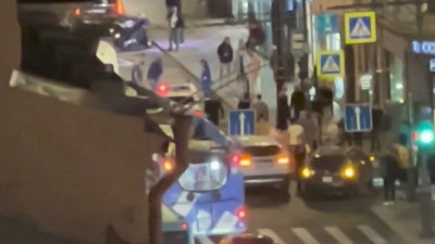 Пожар и отвалившийся бампер: на Петроградской стороне байкер столкнулся с автомобилем