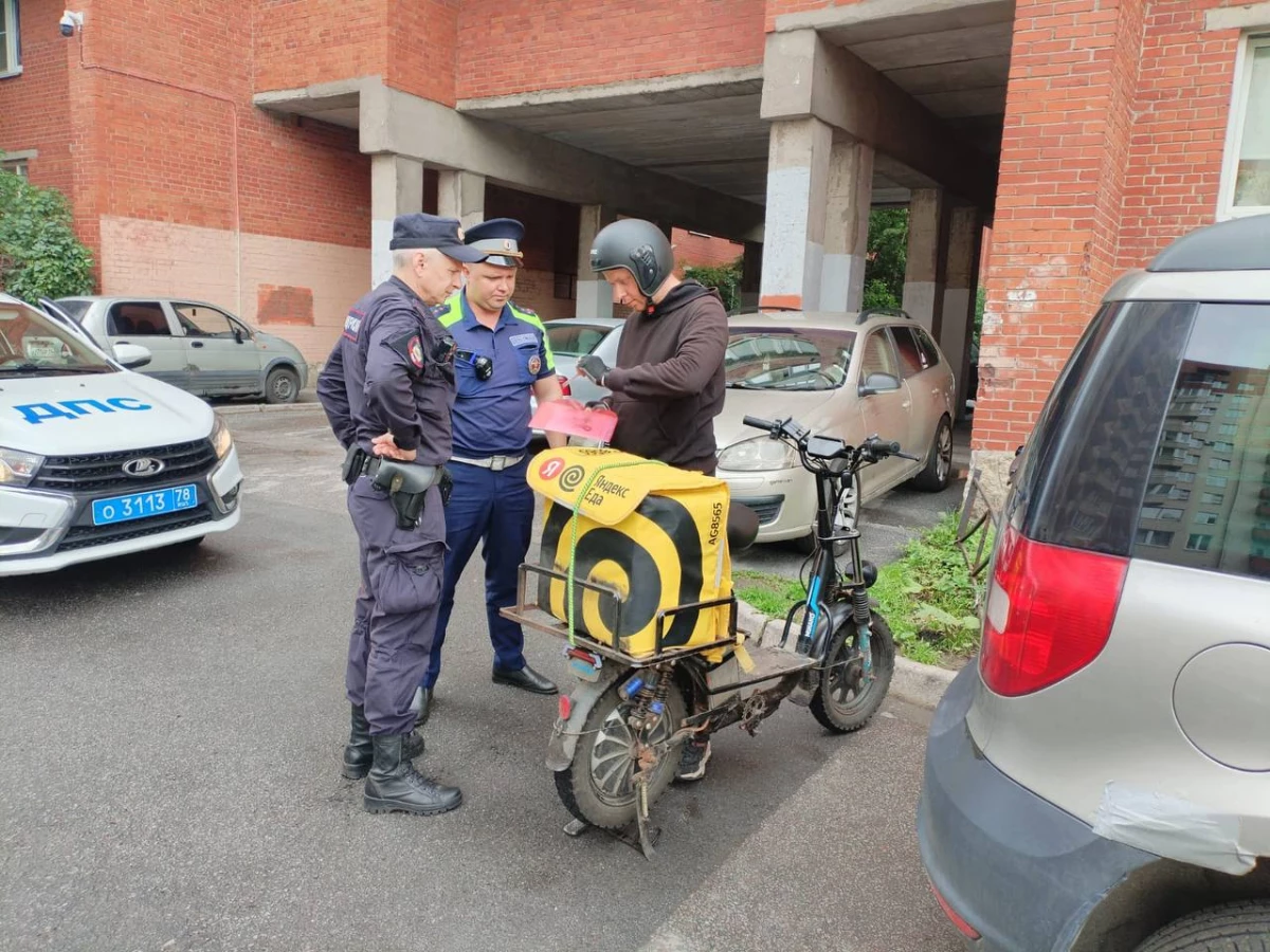 75 протоколов за нарушение новых требований составили на курьеров в Петербурге - tvspb.ru
