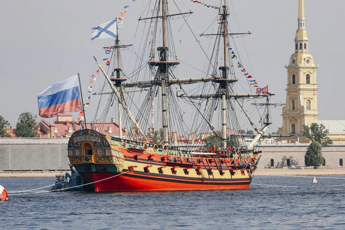 Александр Беглов: Сегодня можно успеть полюбоваться 54-пушечным кораблем «Полтава», который стоит на рейде Петропавловской крепости - tvspb.ru