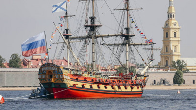 Александр Беглов: Сегодня можно успеть полюбоваться 54-пушечным кораблем «Полтава», который стоит на рейде Петропавловской крепости