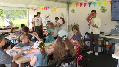 Чем кормить птиц, как сплести собственный браслет, как вырастить мавританский газон, как открыть свое дело: увлекательные площадки на Большом семейном фестивале