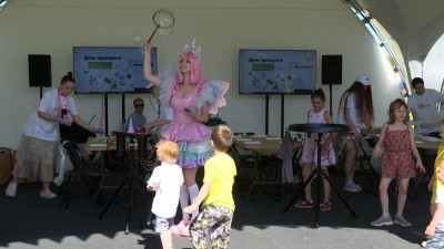 Праздник для всех возрастов: В парке Авиаторов Московского района проходит Большой семейный фестиваль