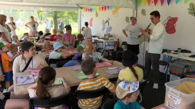 Как сажать мавританский газон, плести браслеты из бисера и готовить корм для птиц: чем удивляют гостей Большого семейного фестиваля