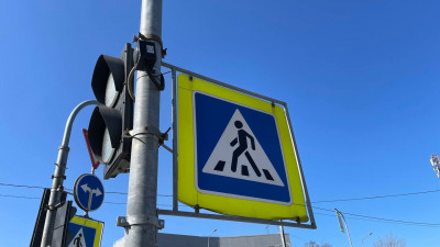 Около 100 устройств звукового голосового сопровождения установят на светофорах в 9 районах Петербурга