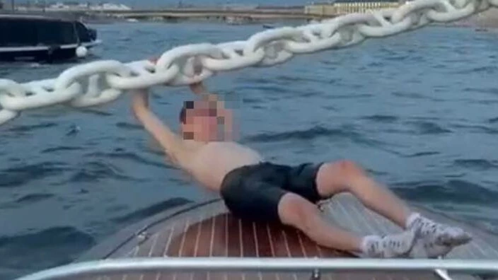 В Петербурге арестовали мужчину, забравшегося на цепь крейсера «Аврора» - tvspb.ru