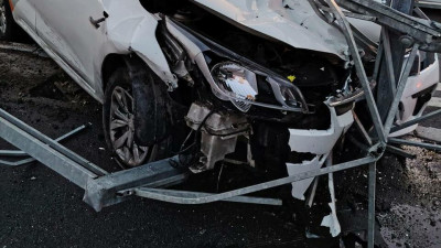 В Приморском районе пьяная на вид женщина насадила каршеринг на забор, пытаясь оторваться от ГАИ