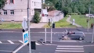 Появилось видео жёсткого ДТП с самокатчицей на улице Бабушкина