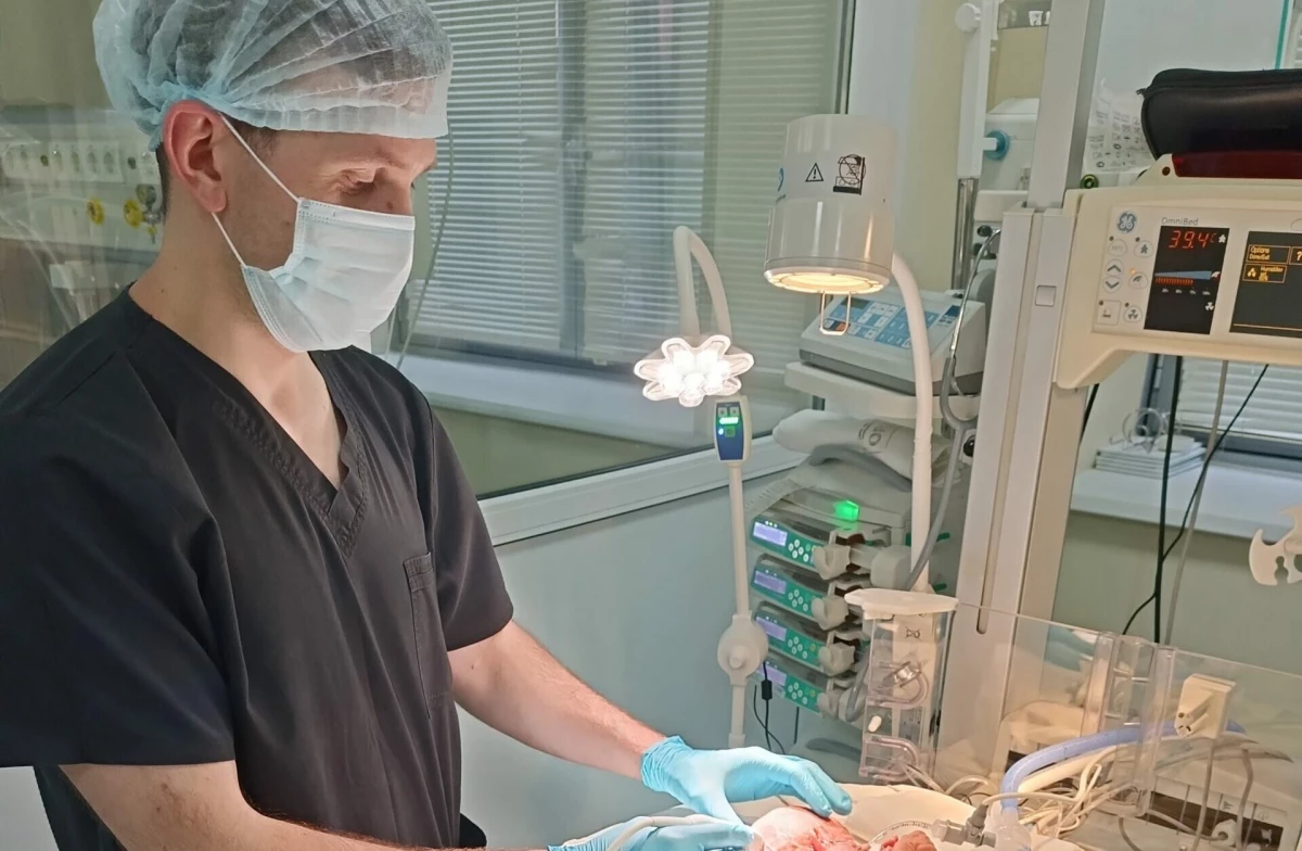 В Пскове петербургский нейрохирург провел сложную операцию новорожденному - tvspb.ru