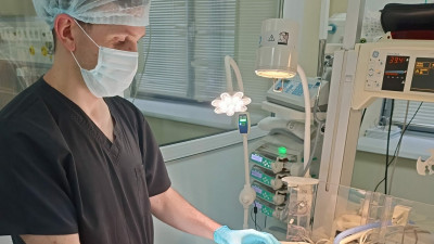 В Пскове петербургский нейрохирург провел сложную операцию новорожденному