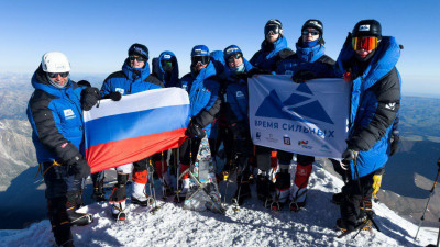 Ветераны СВО из Ленобласти совершили восхождение на Эльбрус