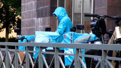 В Петербурге утвердили список зон, запрещенных для курьеров на электросамокатах и велосипедах