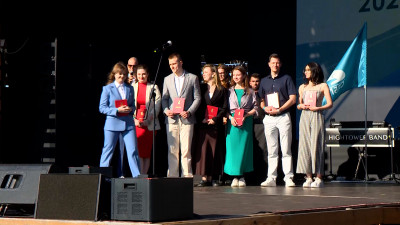 В символическое «большое плавание» под бирюзовыми парусами проводили выпускников СПбГЭУ