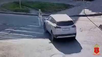 В Металлострое автоледи на кроссовере отправила женщину с «зебры» в больницу