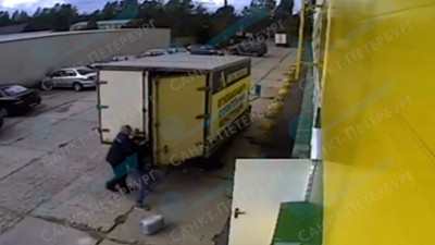 В Лесколово ураган ударил грузчика дверью фургона по лицу