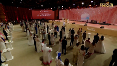 Шесть петербургских пар сочетались браком в национальном центре «Россия» в Москве