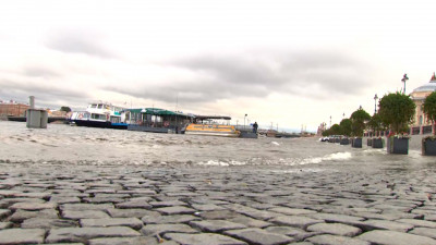 В Петербурге подтопило Университетскую набережную из-за непогоды