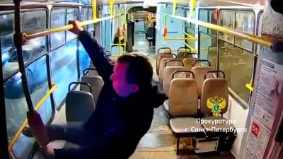 В Петербурге отдали под суд пенсионера, который разбил ногами окно трамвая, чтобы поскорее выйти
