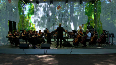 В Летнем саду выступают 5 симфонических коллективов Петербурга: звучат Вивальди, Моцарт, Григ