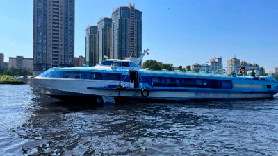 Теплоход с 70 пассажирами на борту застрял в акватории Невы