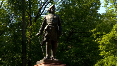 В Нижнем парке ГМЗ «Петергоф» состоялась церемония возложения цветов к памятнику Петру I