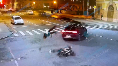 Кроссовер сбил байкера в Петербурге – пострадавший попал в больницу