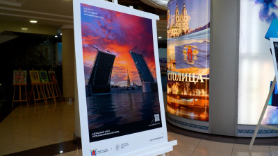 Александр Беглов осмотрел выставку в Минске, посвященную Санкт-Петербургу