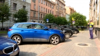 Пешие инспекторы за полгода выявили 18 тысяч машин-нарушителей в зоне платной парковки Петербурга