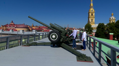 Полуденный выстрел из пушки Петропавловской крепости посвятили 45-летию со дня открытия Олимпиады-80