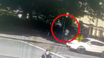 8-летняя девочка получила сильный удар током на автобусной остановке в Петербурге