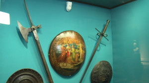 Самоучитель по защите чести и достоинства: дуэльное оружие и учебные пособия по проведению поединков на маштабной выставке в Эрмитаже