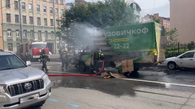 В центре Петербурга загорелась «ГАЗель» с товаром: ее тушили 10 пожарных