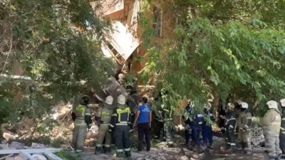 Более 200 специалистов ликвидируют последствия обрушения в Астрахани