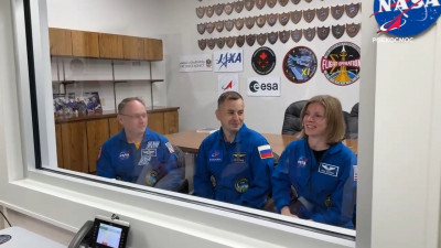 В «Роскосмосе» показали, как прошла встреча Дмитрия Баканова с экипажем миссии Crew-11 в США