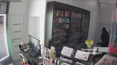 Носки и 1,3 миллиона: в Петербурге суд рассмотрит дело воров с носками на ботинках