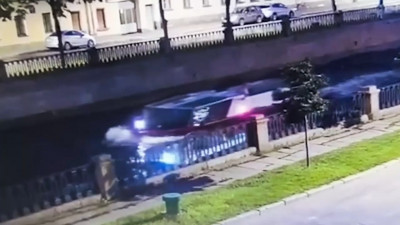 Прогулочный катер и теплоход столкнулись на Крюковом канале