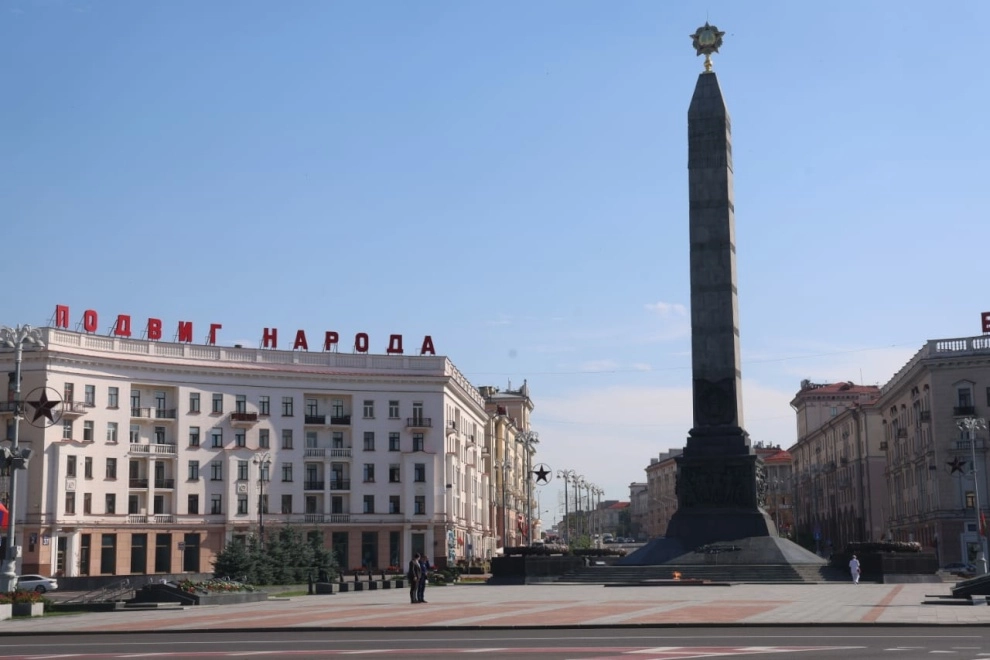 Александр Беглов возложил цветы к Монументу Победы и Вечному огню в Минске - tvspb.ru