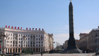 Александр Беглов возложил цветы к Монументу Победы и Вечному огню в Минске
