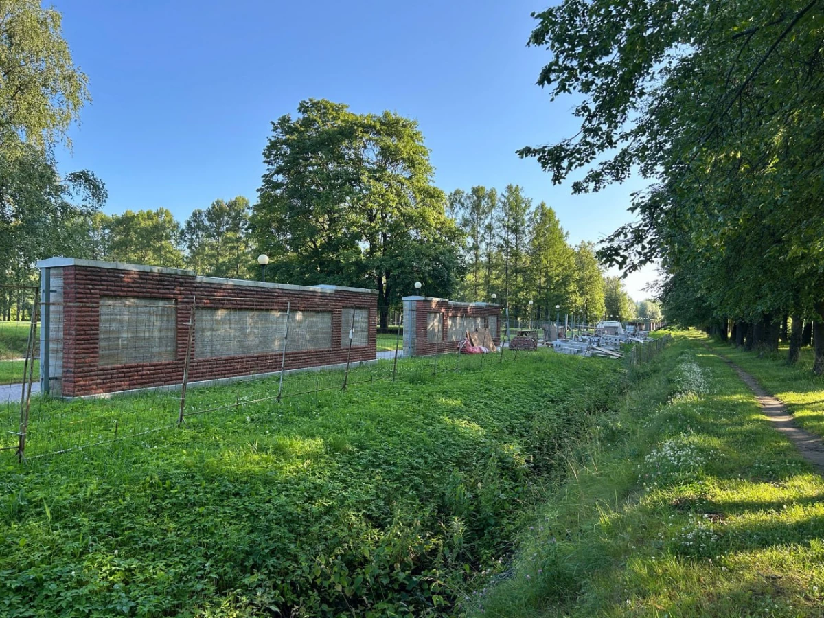 На Пискаревском кладбище началась реставрация ограды Аллеи Памяти - tvspb.ru